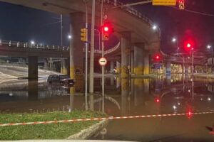 Chuvas no RS e em SC se agravam: Águas invadem ruas de Porto Alegre