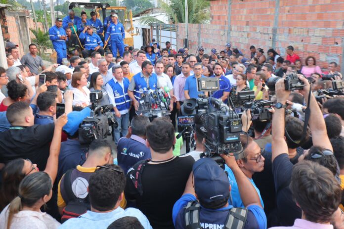 Imagem colorida mostra equipe do Asfalta Amazonas na comunidade Coliseo 1