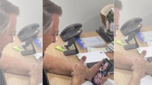 Imagem colorida mostra Jair Bolsonaro em ligação por vídeo com Eduardo Bolsonaro e Javier Milei