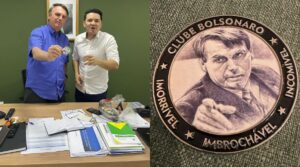 Imagem colorida mostra Jair Bolsonaro, delegado Péricles e a medalha dos 3 'is'