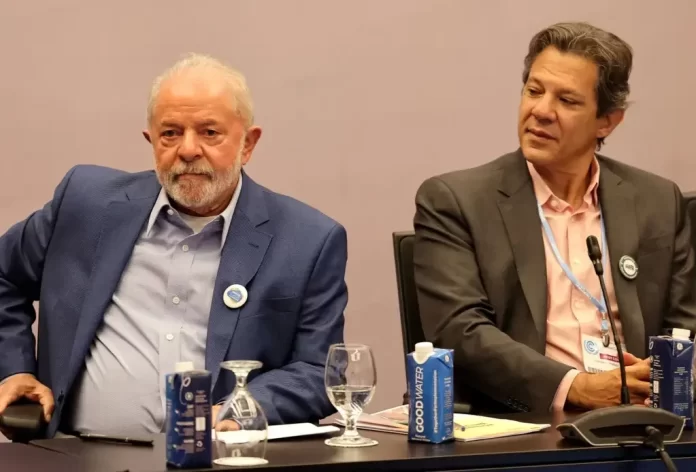 Imagem colorida mostra Lula e Haddad