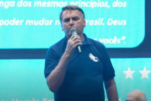 "Moraes quer me alijar da política", diz Bolsonaro em evento