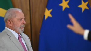 Imagem colida mostra Lula e atrás a bandeira do Brasil e da União Europeia