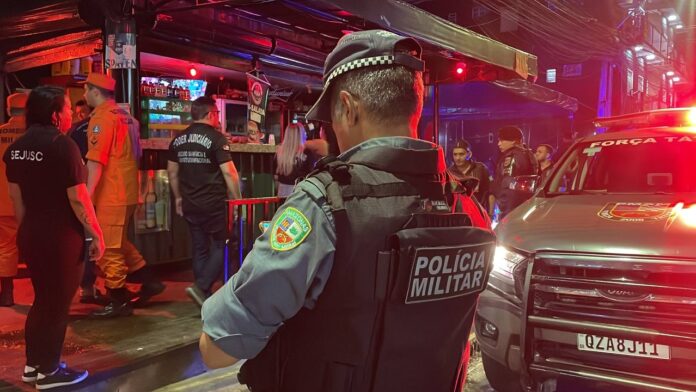 Imagem colorida mostra bar sendo fechado em Manaus