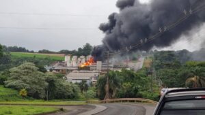 VÍDEO: Incêndio em depósito de combustíveis em Chapecó (SC) espalha fumaça tóxica