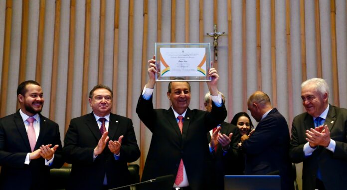 Omar Aziz recebe título de cidadão honorário de Brasília