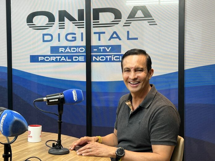 Imagem colorida mostra Sidney Leite sorrindo no estúdio da Rede Onda Digital