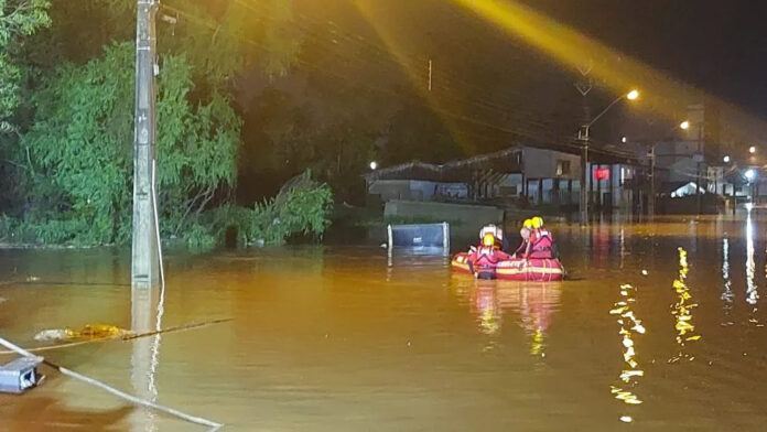 Temporais em Santa Catarina deixam 2 mortos, enchentes e estragos