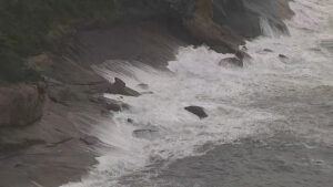 VÍDEO: Ressaca faz mar invadir orla de praia no RJ; um rapaz está desaparecido