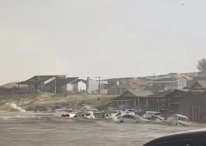 VÍDEO: Tsunami assusta pessoas em praia de Santa Catarina