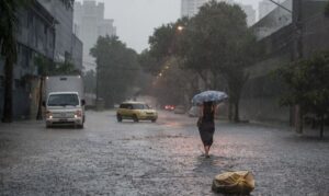 Imagem colorida mostra chuva em São Paulo