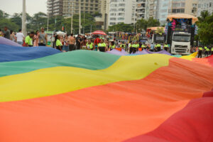 Imagem colorida mostra público na 28ª Parada do Orgulho LGBTI+ do Rio de Janeiro, em Copacabana