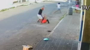 VÍDEO: Mulher é esfaqueada pelo cunhado no meio da rua no Ceará