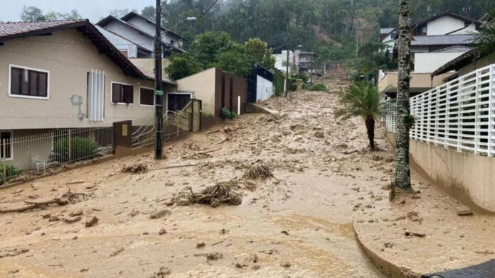 VÍDEO: Avalanche de lama assusta moradores de Blumenau (SC)