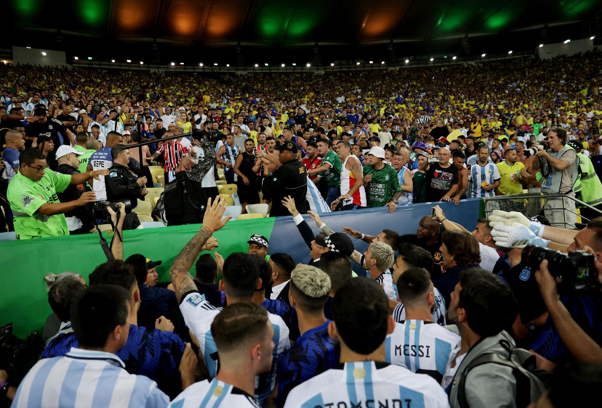 Partida entre Brasil e Argentina tem briga generalizada entre