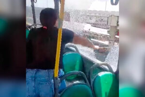 VÍDEO: Mãe quebra vidro de ônibus após filho passar mal por calor no RJ