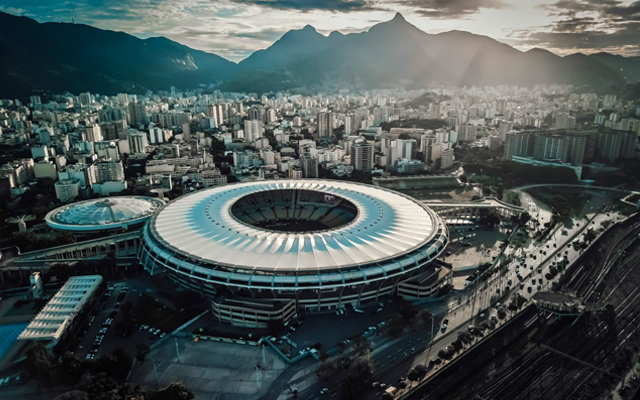 Imagem colorida mostra vista aérea do Maracanã
