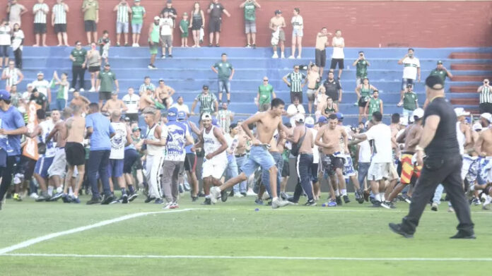 Jogo entre Coritiba e Cruzeiro no Brasileirão acaba com invasão e briga