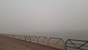 Imagem colorida mostra orla de Santarém encoberta de fumaça. Foto: Reprodução/ TV Tapajós