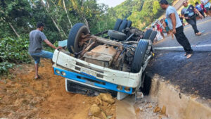 Caminhão tomba em ramal perto de Manacapuru: 13 pessoas ficam feridas
