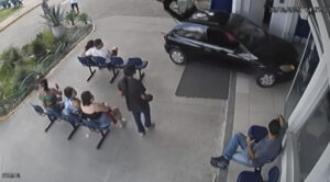 VÍDEO: Mulher revoltada invade hospital com carro no RJ e é presa