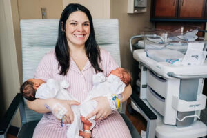 Mulher com 2 úteros dá a luz bebês em dias diferentes, nos EUA