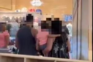 VÍDEO: Cliente de shopping em MG é filmada ofendendo faxineira