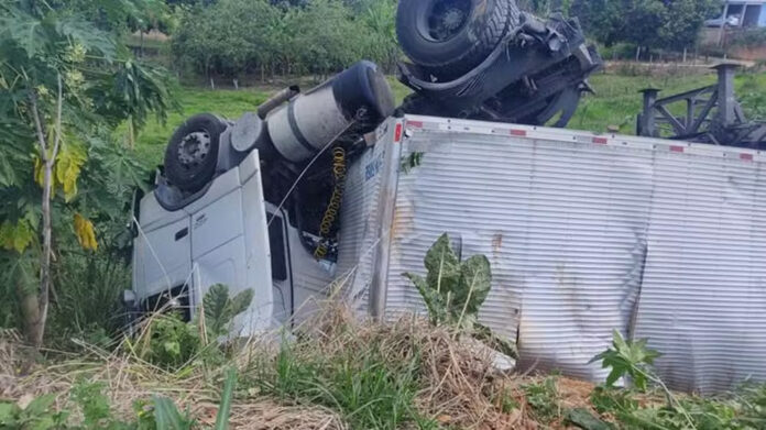 IMAGEM IMPRESSIONANTE: Motorista esquece do freio de mão e carreta cai em ribanceira em MG