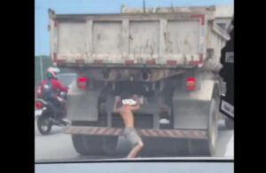VÍDEO: Menino quase é atropelado ao se pendurar na traseira de caminhão em SP