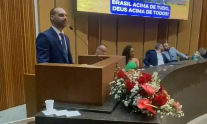 VÍDEO: Homenagem a Eduardo Bolsonaro em reduto do PT acaba em confusão