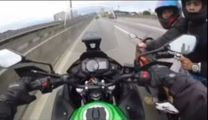 VÍDEO: Motociclista é perseguido a 140 km/h e roubado em SP; assaltante diz "você vai morrer"