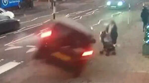 VÍDEO: Mãe e seu bebê são esmagados por carro e escapam por milagre na Inglaterra