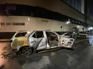 Carro de atacante do Santos é incendiado; torcedores promovem vandalismo após rebaixamento