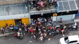 VÍDEOS: População incendeia carro e saqueia distribuidora de suspeito de assassinato em Manaus