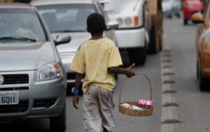 Brasil tem quase 2 milhões de crianças e adolescentes em trabalho infantil, diz IBGE