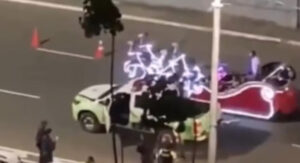 VÍDEO: Trenó do Papai Noel é apreendido em blitz na BA e motorista recusa bafômetro