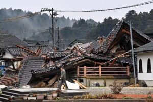 Idosa de 90 anos é encontrada viva sob escombros, 5 dias após terremoto no Japão