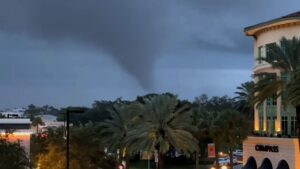 VÍDEO: Primeiro tornado registrado no ano nos EUA causa susto na Flórida