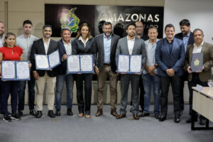 VÍDEO: Wilson Lima assina credenciamento de empresas aptas ao Amazonas Meu Lar