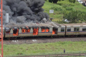 VÍDEOS: Trem pega fogo em linha de metrô em Águas Claras (DF)