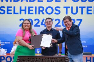 David Almeida empossa novos conselheiros tutelares de Manaus em solenidade