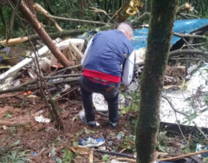 Avião pequeno cai na região da Grande São Paulo: 2 pessoas morrem