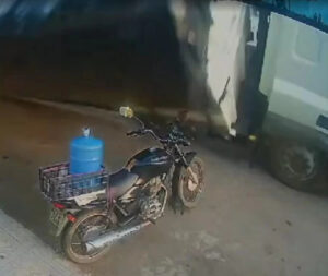 VÍDEO: Motociclista escapa por segundos de ser esmagado por carreta em Pernambuco