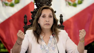 VÍDEO: Presidente do Peru é agredida e tem o cabelo puxado em visita a uma cidade
