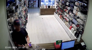 VÍDEO: Assaltante rouba loja em Pernambuco e impressiona pela educação