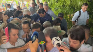 VÍDEO: Piso cede durante entrevista de governador de SP em feira agropecuária