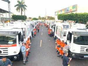 Prefeitura de Manaus entrega 10 novos carros coletores de lixo para renovar frota
