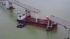 Navio bate em ponte na China e deixa 2 mortos