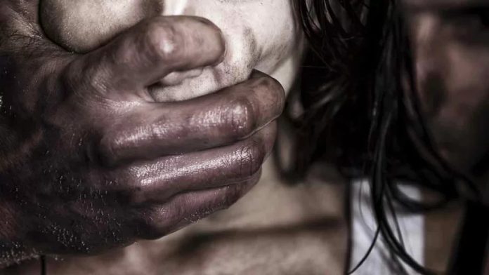 Mulher é presa por estupro de menor, 12 anos após o crime, em Roraima