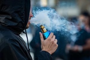 Adolescentes são hospitalizados em Londres após misturarem "droga zumbi" com cigarro eletrônico